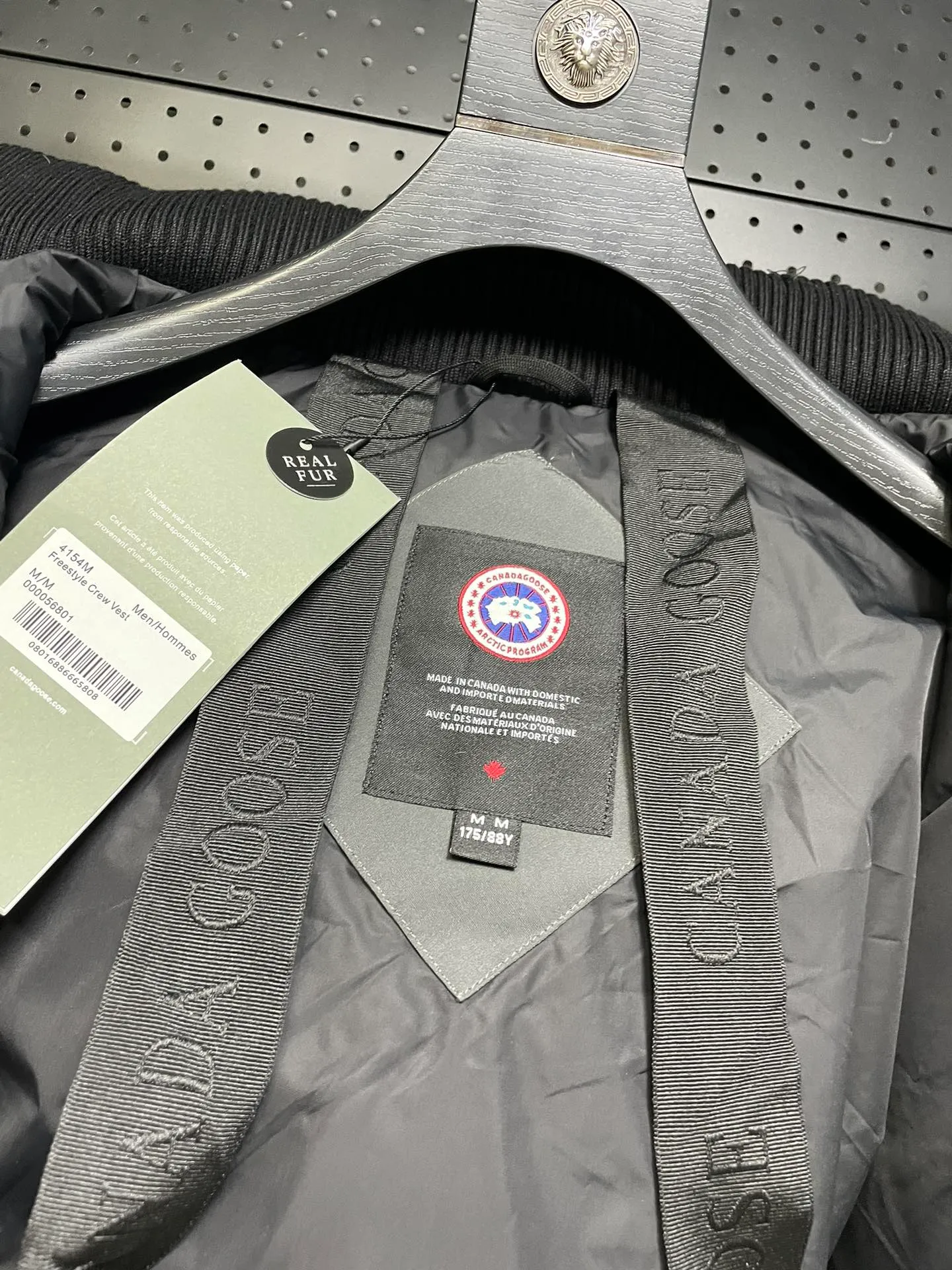 P800 forester men's new model black 24 models Canada Goose (Canada Goose) Men's model xs-xxl The highest version on the market! 🔥 Recommendation of single product for autumn and winter hard goods # Produced by OEM canada goose # The Canadian brand canada goose has always been recognized as the warmest down jacket, and its existence can often be seen in the winter street photos of various celebrities. I make Canada Goose every year, but I still can’t get rid of my love for it. No matter how cold the weather is, there’s no need to be afraid! Because this year, as always, we will provide you with ruthless goods and prepare large quantities of goods. I believe that the market has become a bit chaotic, but we are not afraid. Only good things are competitive, not comparing prices! No one is stupid enough to quote a high price and send old customers away! Look at price in the short term and quality in the long term! If you care about quality, please respect its price! If what you want is cheap, please don't expect good quality! You get what you pay for, this is the rule of the market! We really value quality. It is only worn by the one who understands you! Filling content: 90 international standard duck down! I won’t say much more, everyone sells their own goods! Regarding the down content, you can feel it with your hands. There is nothing wrong with good down. Another customer said that the clothes are very light, but the ones on the market are very heavy. For us insiders, adding some filament to the clothes will make them look bulging and heavy. But we won't do that! 🔥Pure original fidelity! 🔥Everyone who has been cooperating with us in the past few years knows that the large-scale wholesale market products are incomparable to us. You are welcome to visit the brick cabinet and then come to my home to buy! It is the legendary warmest down jacket. A goose and a single layer of clothing can withstand minus 20 degrees Celsius! Known as a must-have for Arctic outdoor sports! The most popular down jacket in the world, celebrities are rushing to buy it, it is a must-have!